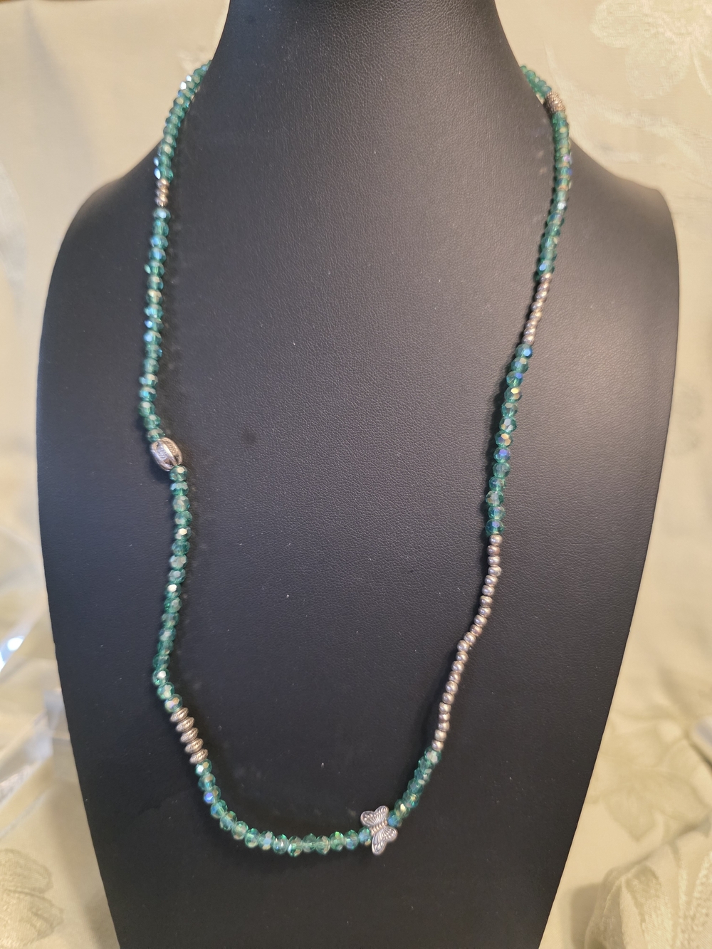 #825 Emerald Green Glass Beaded Necklace with Silver Accents